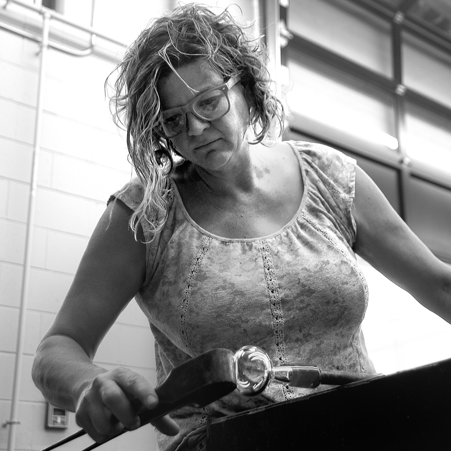 Nadine Saylor working in the glass studio